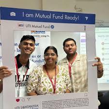 Student receiving mutual fund certification